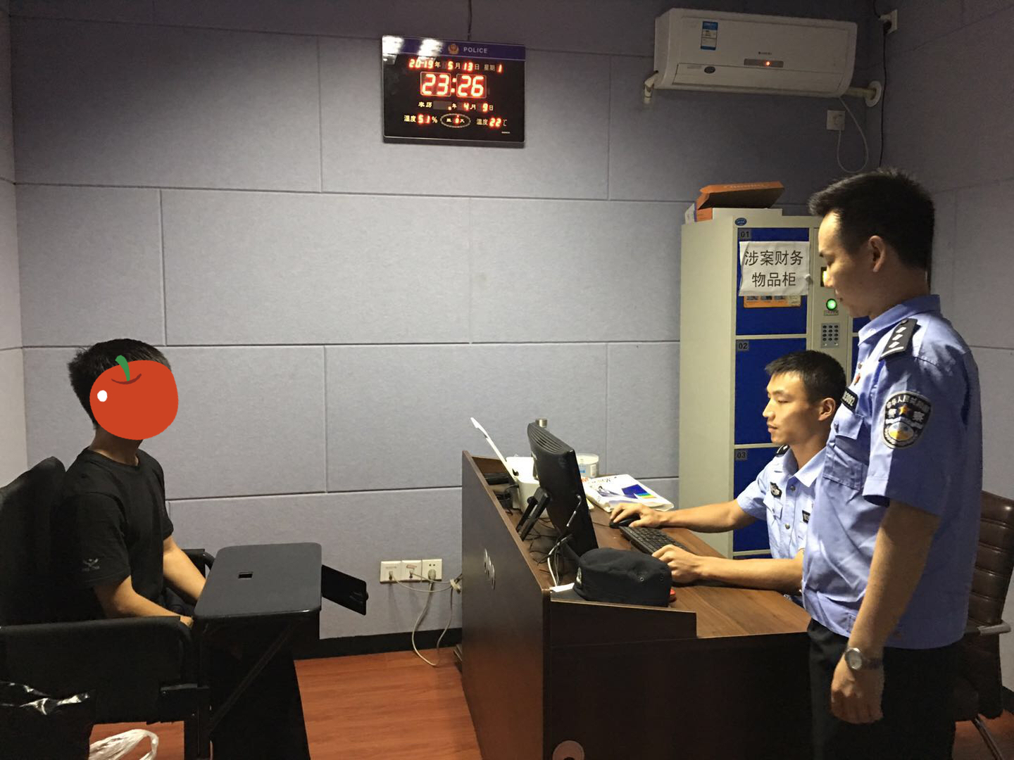 怀揣"警察梦" 坐火车着假警服被拘