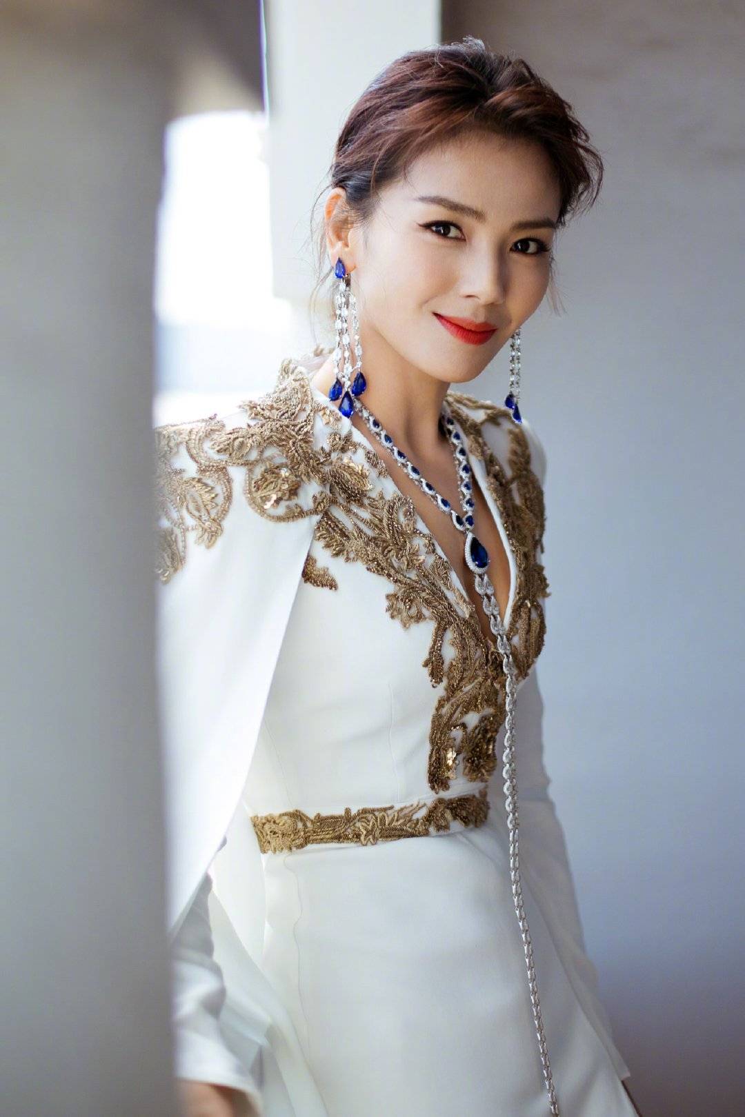 原创             巩俐、刘涛亮相戛纳同穿白裙诠释“女王范”120斤的对决？
