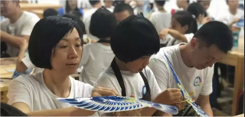 在大小朋友们用心地制作下鲁班飞鸟蓝色的羽翼灵活扇动仿佛真的要从