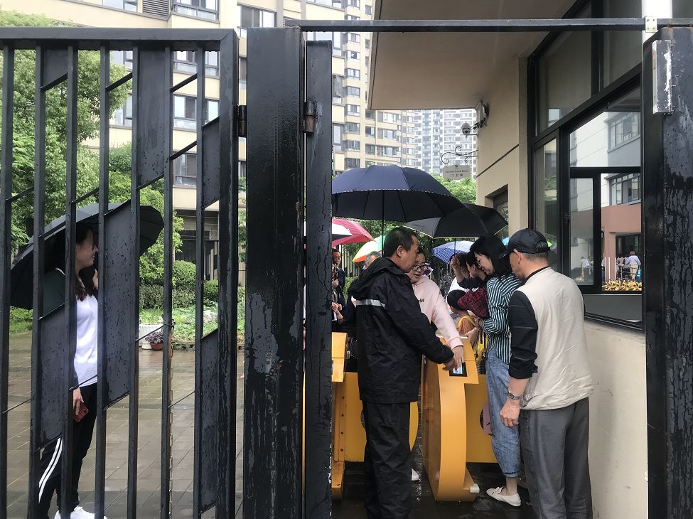 幼儿园老师被曝灌孩子风油精自扇巴掌!官方回应