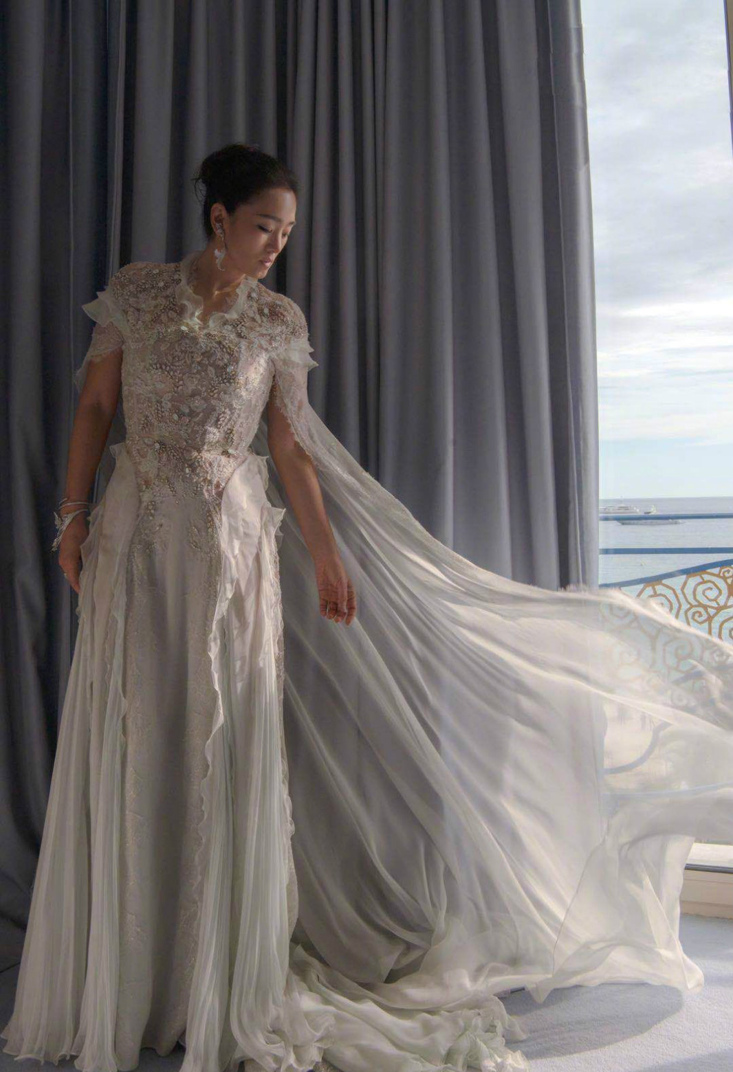 原创             巩俐、刘涛亮相戛纳，同穿白裙诠释“女王范”，120斤的对决？