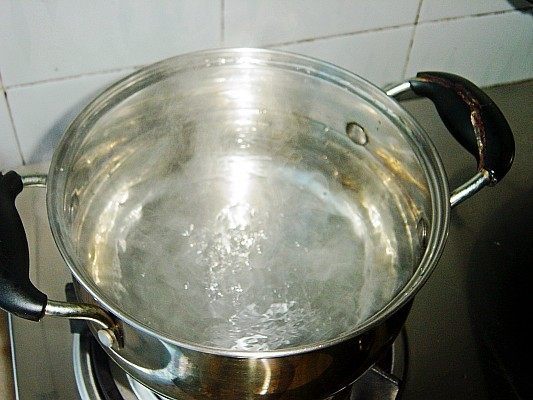                     这个食物做菜经常放，把它切碎煮水，宝宝感冒咳嗽、流鼻涕可以用