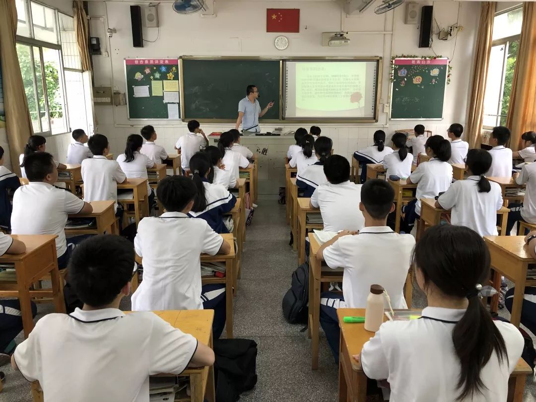 汾江中学召开母亲节感恩教育主题班会