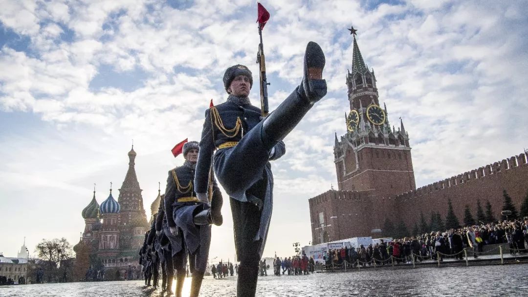 “红肠”or“红场”？漫谈俄罗斯阅兵的起起伏伏，有辉煌也有苦楚