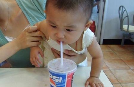                     天热了，要给孩子多喝水？停！这3种“水”，一口也别给娃喝！