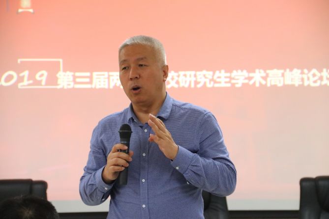 图/广西大学新闻与传播学院李庆林教授发言图/华南理工大学副教授刘忠