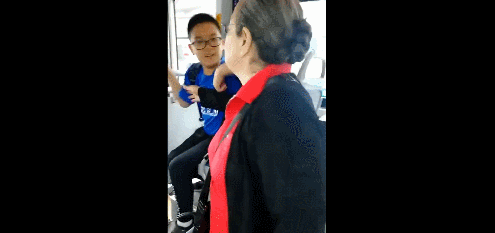83岁容嬷嬷坐公交，小男孩热心让座被“按住”