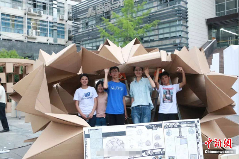 让学生分成20个小组用纸板搭建"房屋"