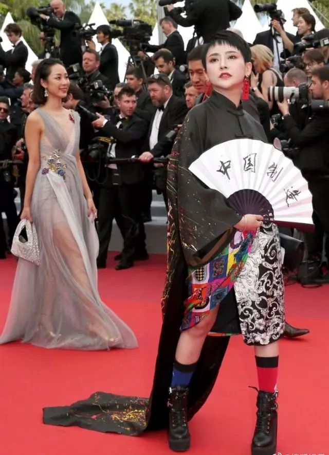 蹭戛纳红毯的网红被扒曾是好莱坞大片女主杨幂都给她作配！