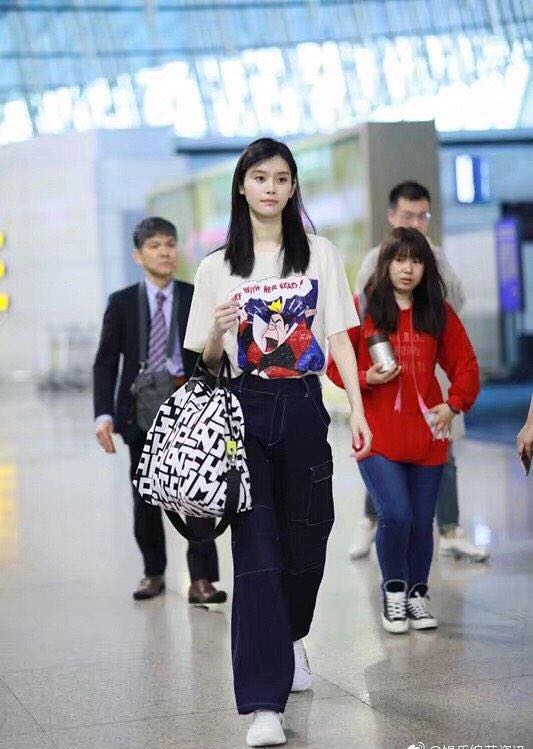 奚梦瑶被求婚成功后启程戛纳,一身轻松便装,毫无孕相
