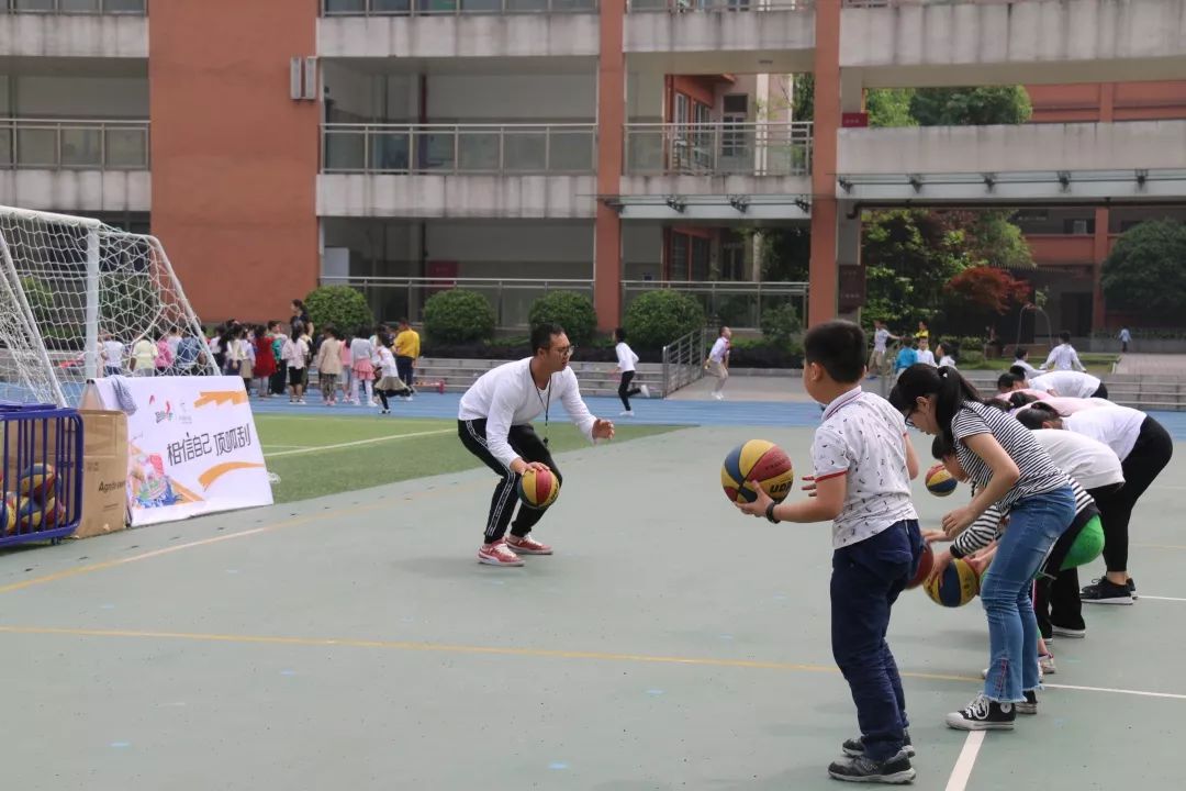 重庆市沙坪坝区上桥南开小学全体师生参加开幕式2019年3月25日,2019年