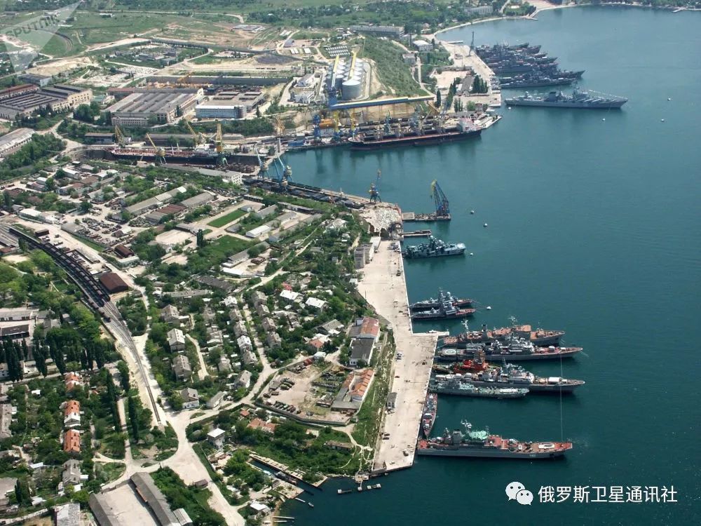 在塞瓦斯托波尔俄罗斯黑海舰队基地进行的救助水上遇险人员演习.