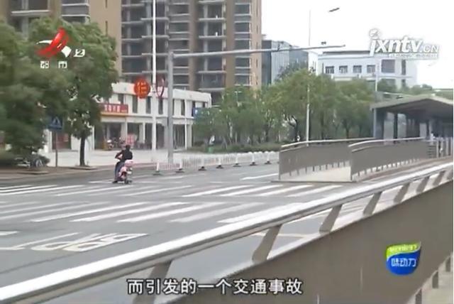 家门口一个礼拜至少发生两次交通事故 还花柳春风隘都在斑马线上?