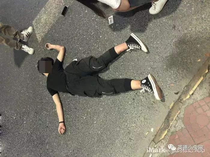 英德四小十字路口发生严重车祸,一名年轻人躺地上不能