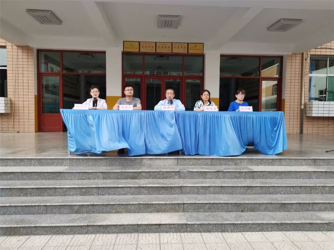 青春心向党建功新时代临汾光明中学举行2019年少先队退队暨新团员入团