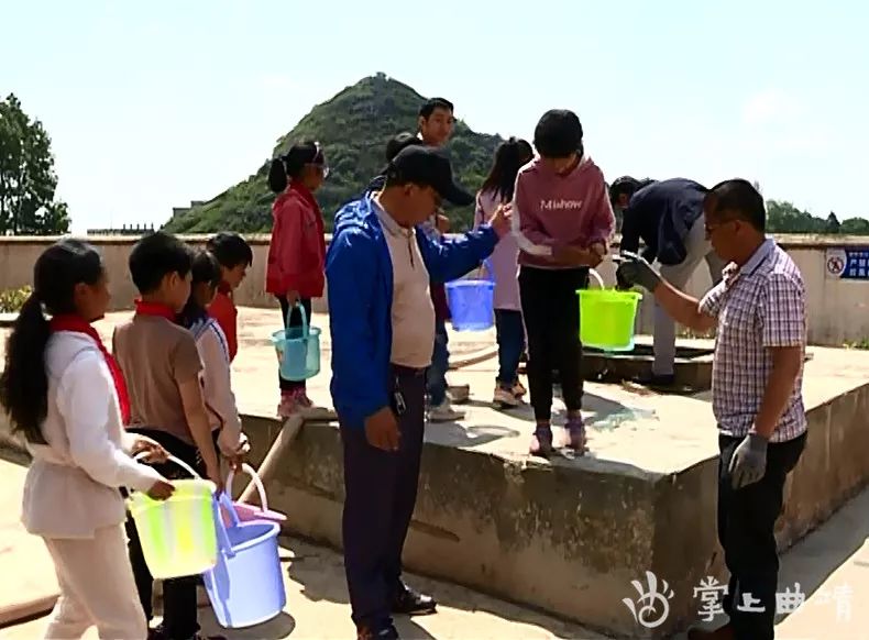 陆良爱心公司为龙海山区严重缺水学校义务送水△陆良县龙海乡小新村