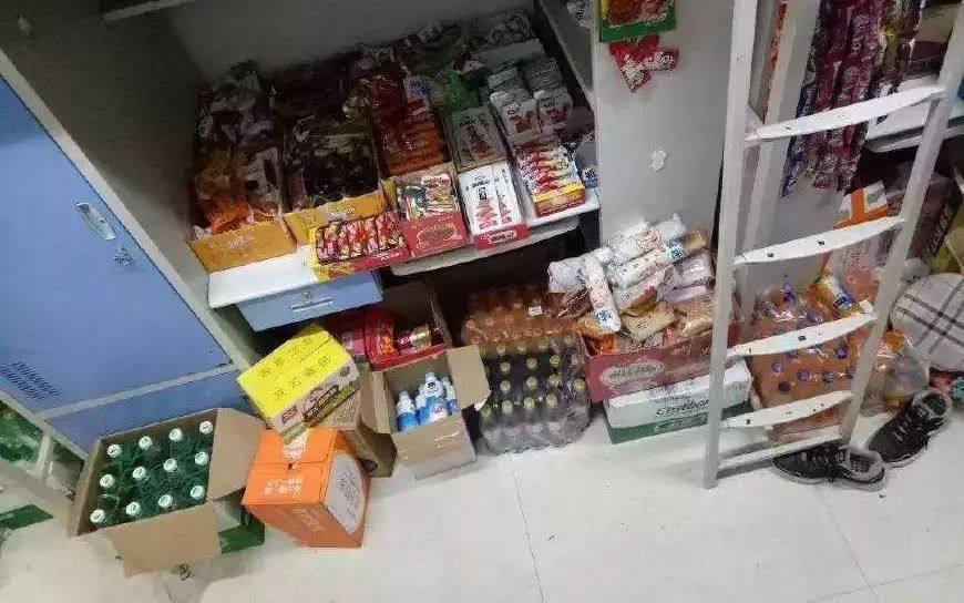 宿舍小卖部,似乎每个学校都有它的存在,宿舍成员合伙出资进货,利用qq