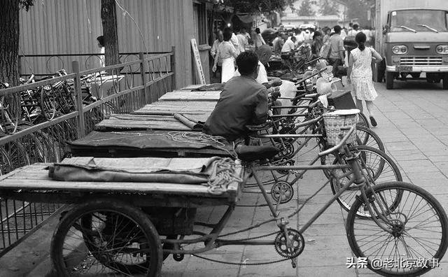 80年代,等待拉货三轮平板车.