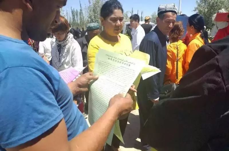 近日,岳普湖县科技局工作人员在阿其克乡巴扎开展了科技惠民宣传活动