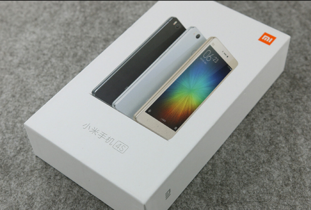 2016 年发布的小米 4s,包装盒使用了白色,而且手机图片彩印在正面