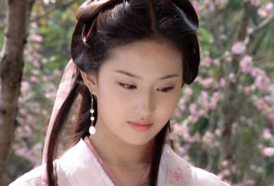 张无忌的正确选择,不是赵敏和周芷若,而是这位神秘美女