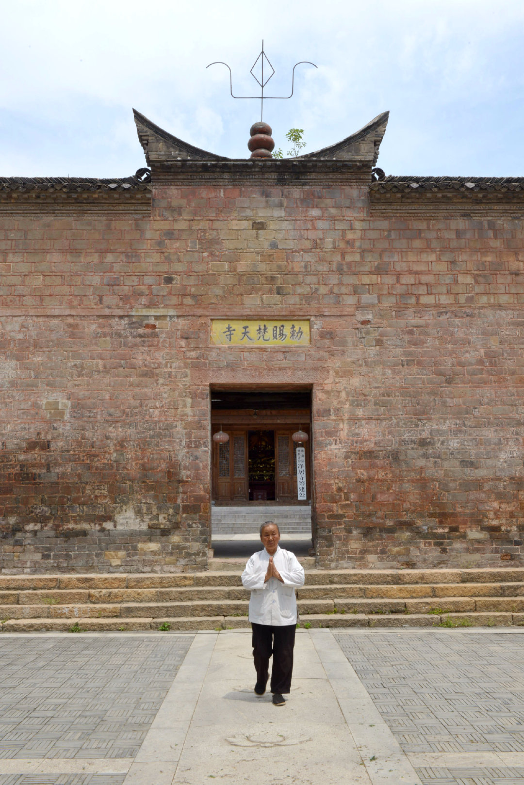 净居寺穿过净居寺的主殿,细品寺前石碑上苏轼的《游净居寺诗并叙》