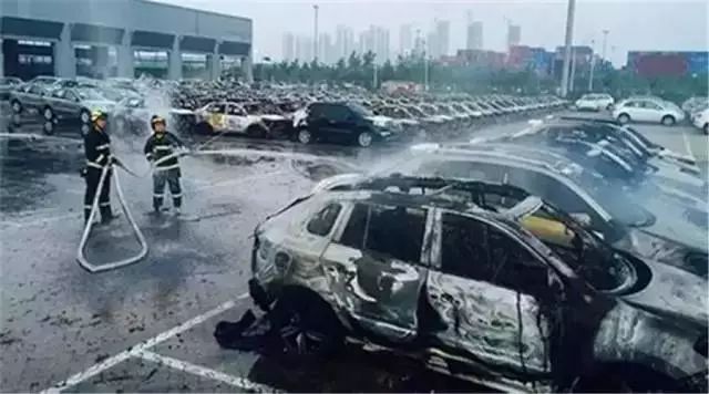 突发!一声巨响!青岛一居民楼发生爆燃!目前1人