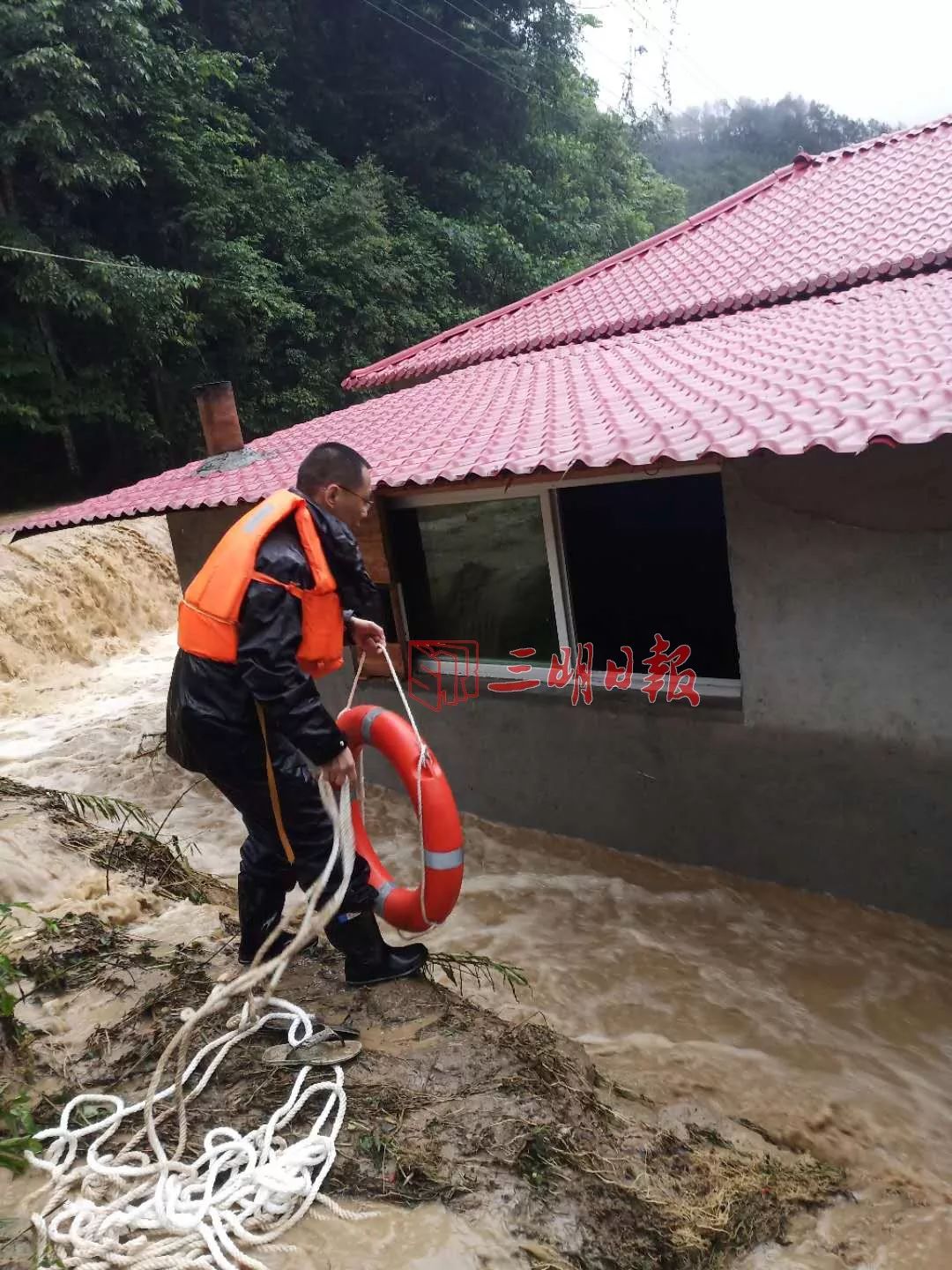 暴雨下的生死救援!今早三明这8名被困人员获救 银河电玩城官网下载