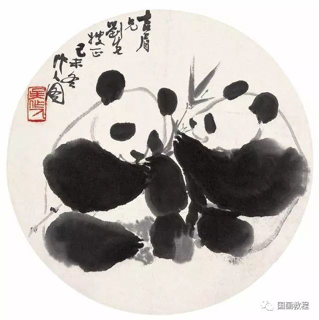 吴作人的熊猫图 ,采用泼墨大写意的画法,寥寥数笔就将大熊猫的活泼