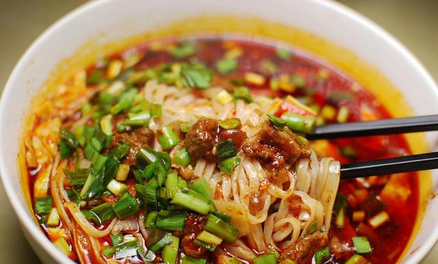 原创大碗宽面,陕西面食七大碗,面宽如裤带,咸酸香辣总有一款适合你