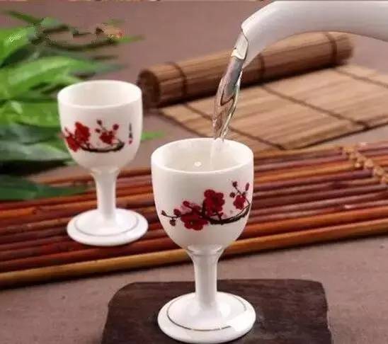 怎么样才是正确喝白酒的方式 583c4b5dffde4031bab8b7b95065a107.jpeg