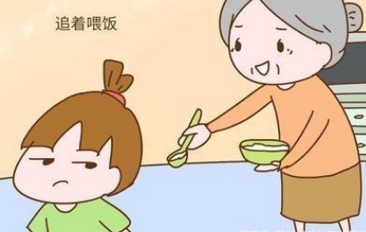 原创3岁宝宝还追着喂饭?都是父母惯的,抓住3个阶段饭渣也能自己吃饭