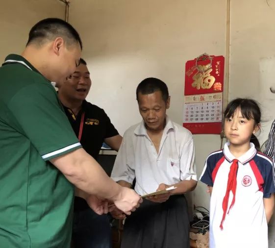同学家挺起胸膛是能在风浪中帆的自豪▲潘嘉乐同学家▲金朝阳陶瓷代表