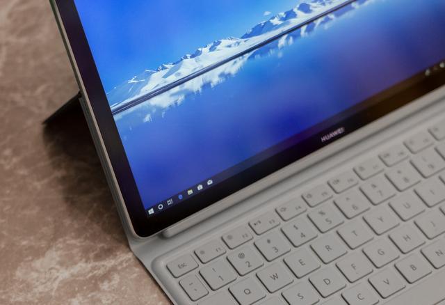 在 matebook e 的机身背面还有一个 1300 万像素的摄像头,可以完成