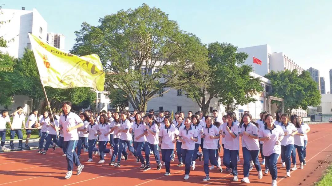 学校介绍  桂华中学坐落在环境优雅的南海区桂城怡海公园旁,地理位置