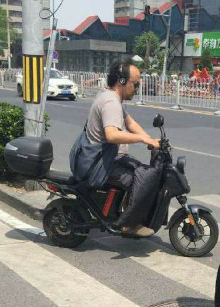 49岁窦唯骑电动车上街,衣着邋遢沾满灰,网友:窦仙儿 欧美成人视频