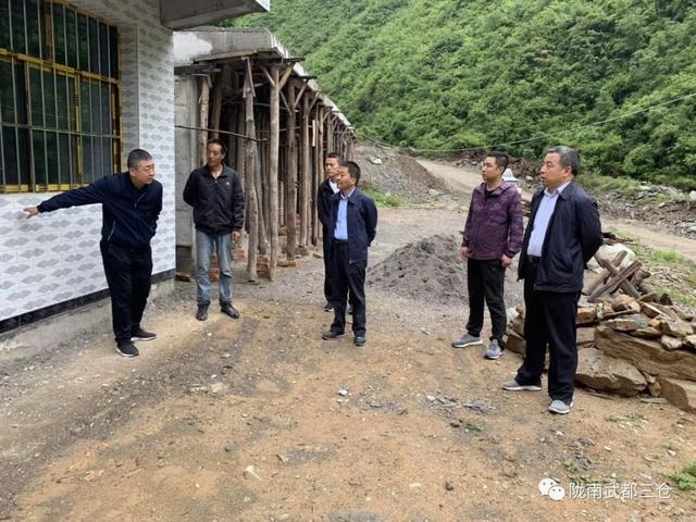 随后,贾周云一行来到了草河坝易地搬迁点的后续产业