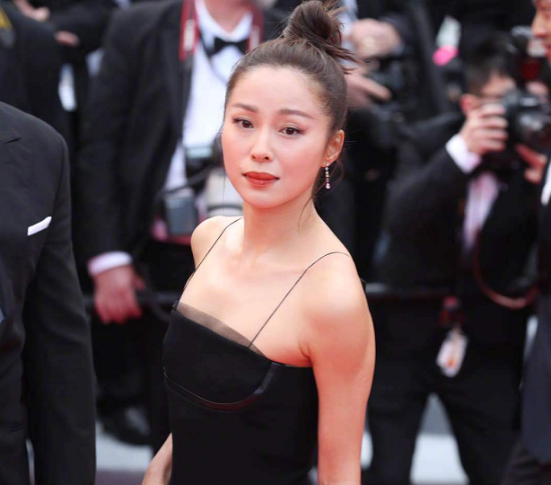 江一燕现身戛纳红毯,文艺范蜕变气质女郎,黑色长裙尽显女神本色