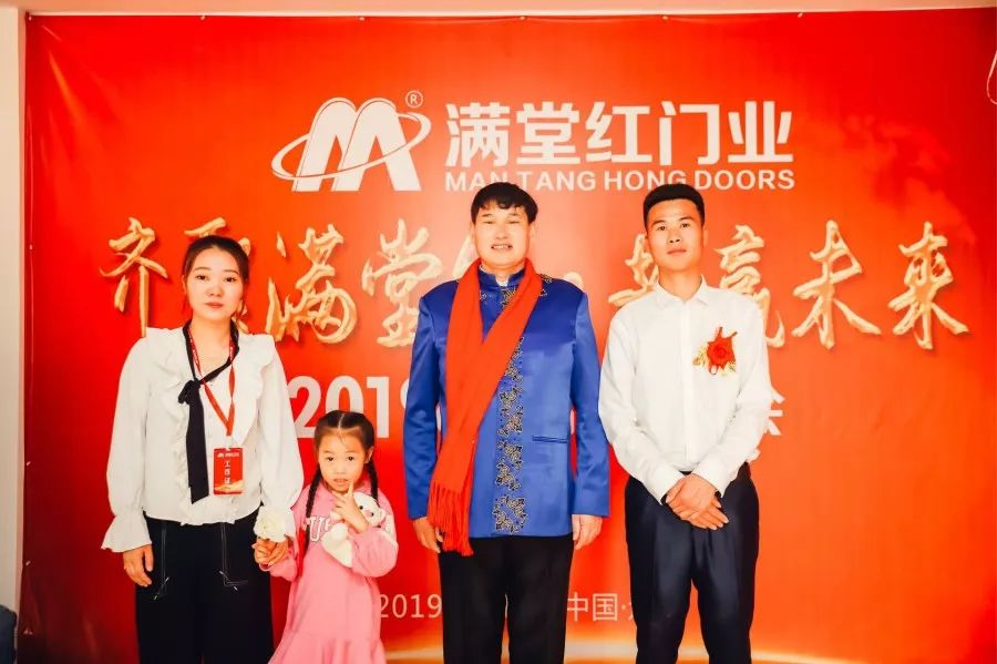 遵义|草根明星“大衣哥”朱之文现身遵义满堂红门业新品发布会!