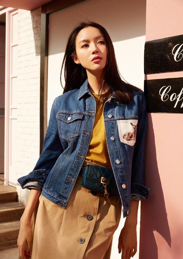 "世界小姐"张梓琳,穿牛仔外套配半身裙,35岁依旧少女感十足