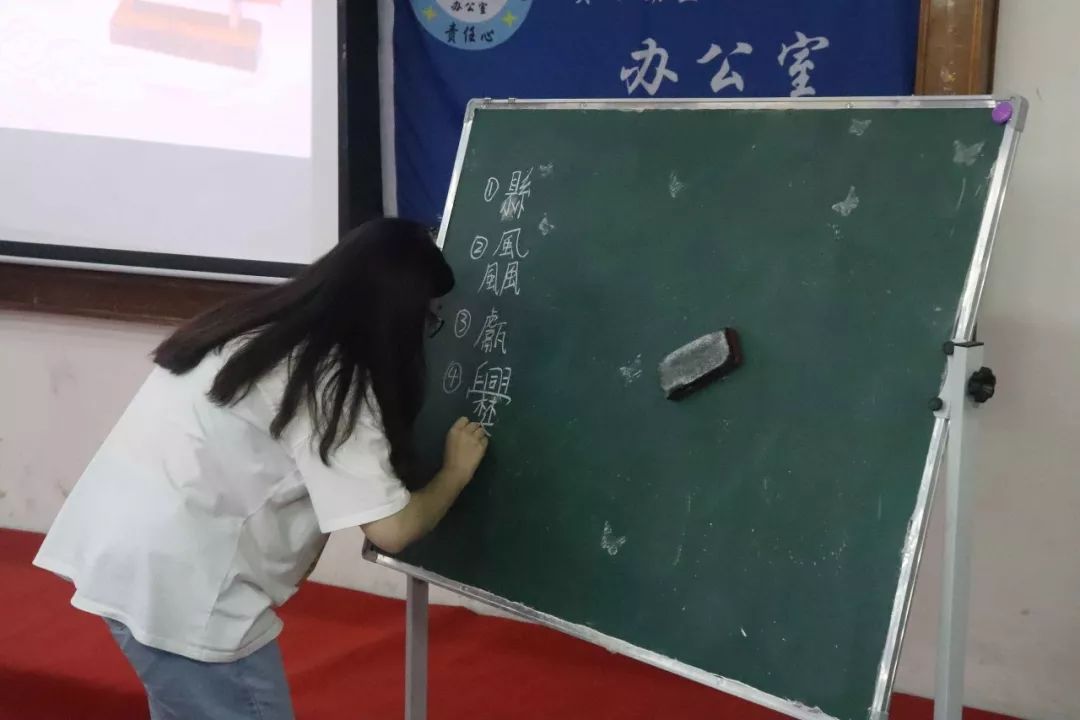 信手什么什么成语_成语故事图片(2)