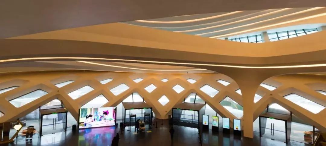 【行业视点】扎哈在中国的遗作终于完成,施工难度堪比鸟巢!_建筑