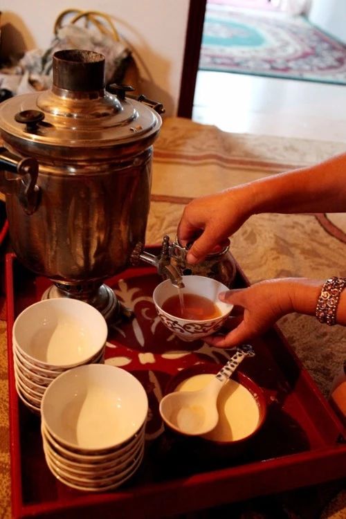 哈萨克族的奶茶丨茶俗_习惯