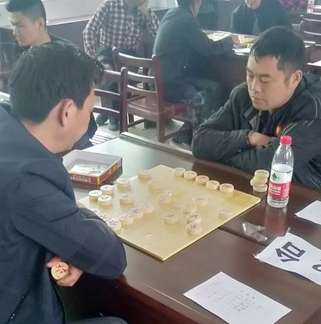 以棋会友的平台,5月15日,蔡甸街汉乐村举行了象棋比赛