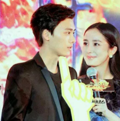 卓伟猛料，杨幂“秘密约会”李易峰，同住1房，彻夜未出