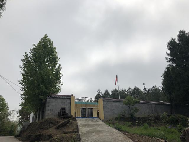 水车坝小学位于酉阳县板桥乡最高处/图 许幼飞学生展示自己的作品/图