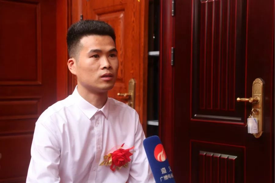 遵义|草根明星“大衣哥”朱之文现身遵义满堂红门业新品发布会!