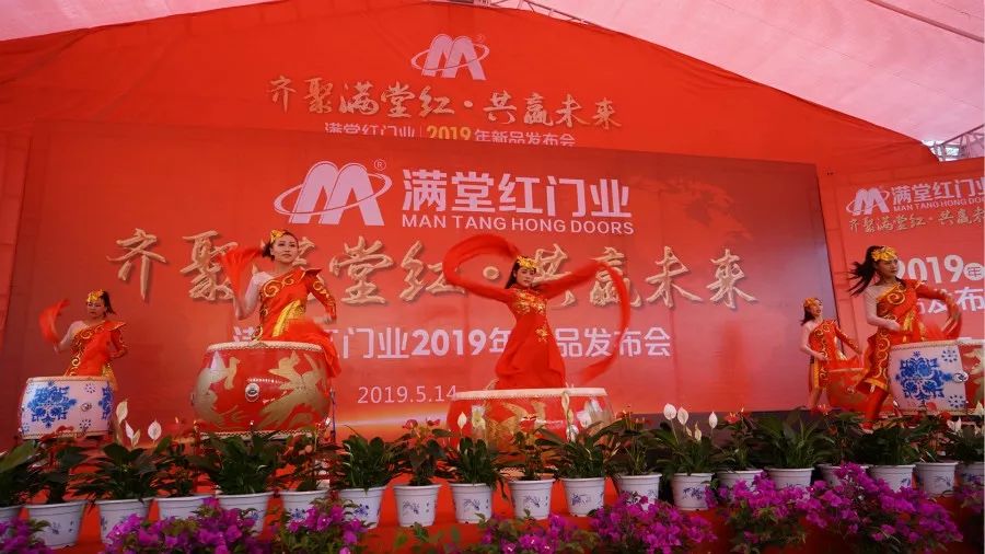 遵义|草根明星“大衣哥”朱之文现身遵义满堂红门业新品发布会!