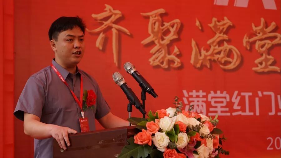 遵义|草根明星“大衣哥”朱之文现身遵义满堂红门业新品发布会!