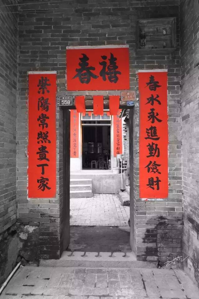 东门对联:"东迎旭日西接商贾,南靠来龙北朝江".